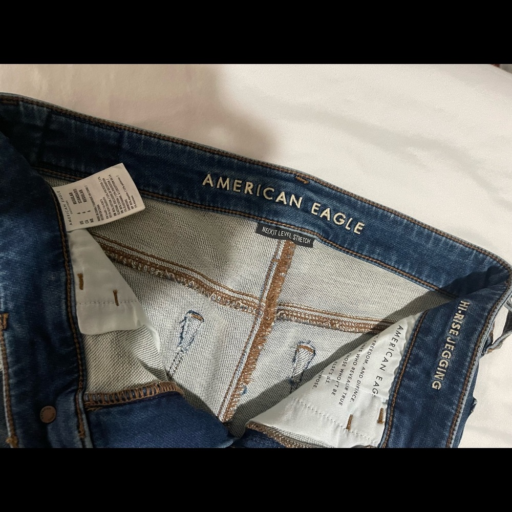 American Eagle size 6 medium wash skinny jeans.